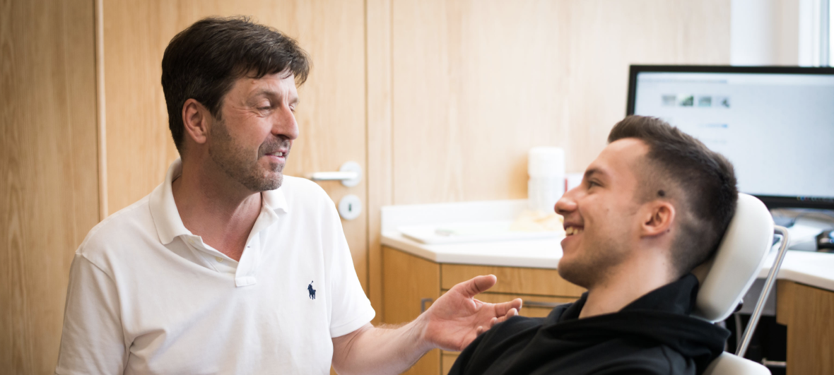 Dr. Michael Gehrig mit einem Patient