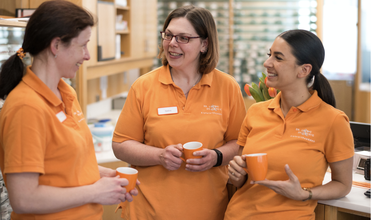 Drei Helferinnen bei der Kaffeepause