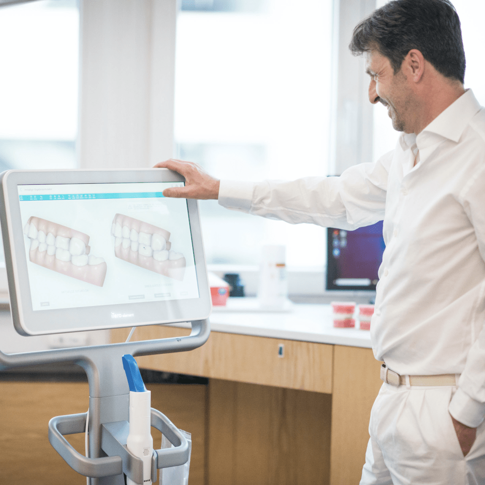 Dr. Michael Gehrig am Bildschirm des Scanners