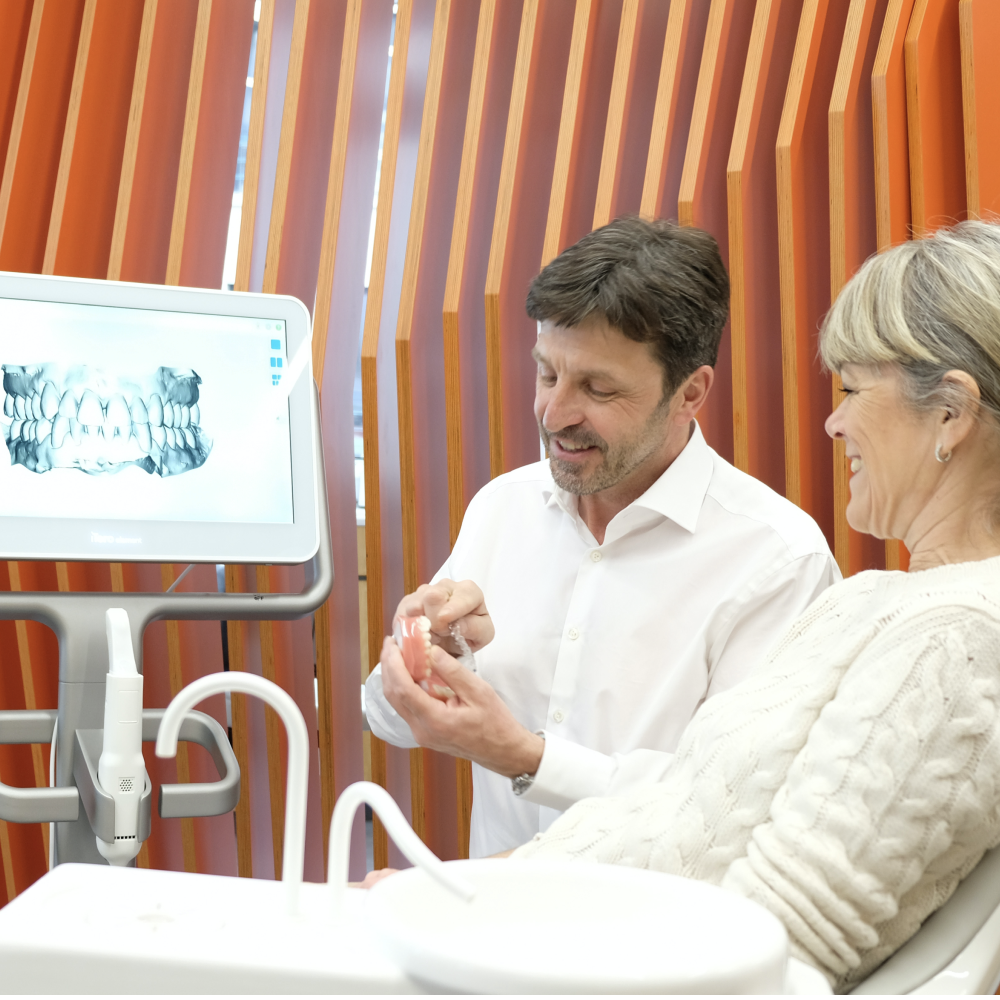 Dr. Michael Gehrig mit einer Patientin